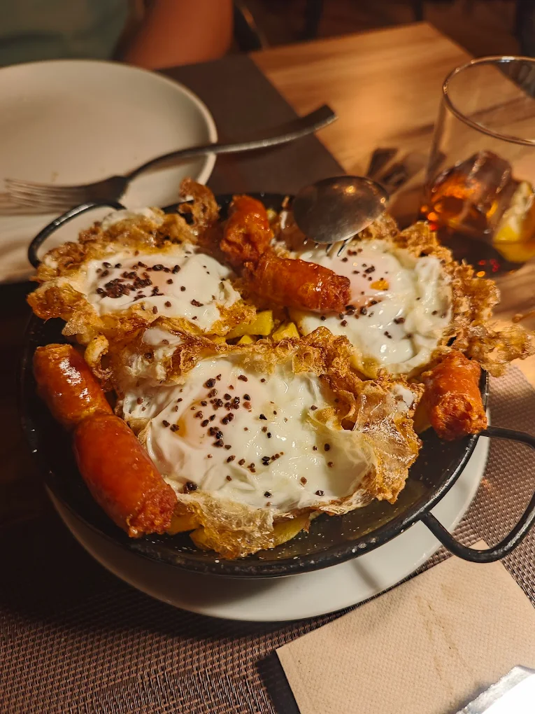 Huevos rotos con patatas fritas y chistorra