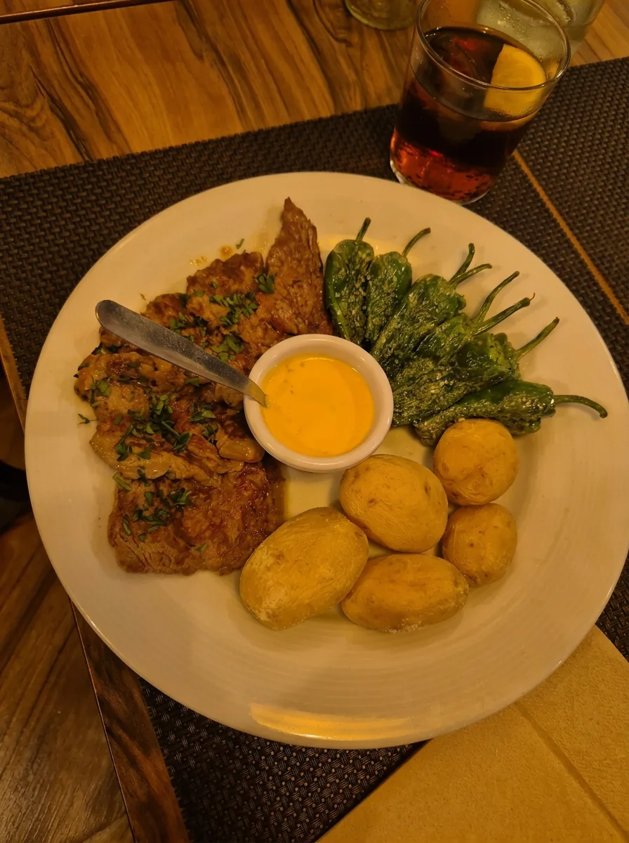 Lomo de cerdo a la plancha con papas arrugadas y pimientos