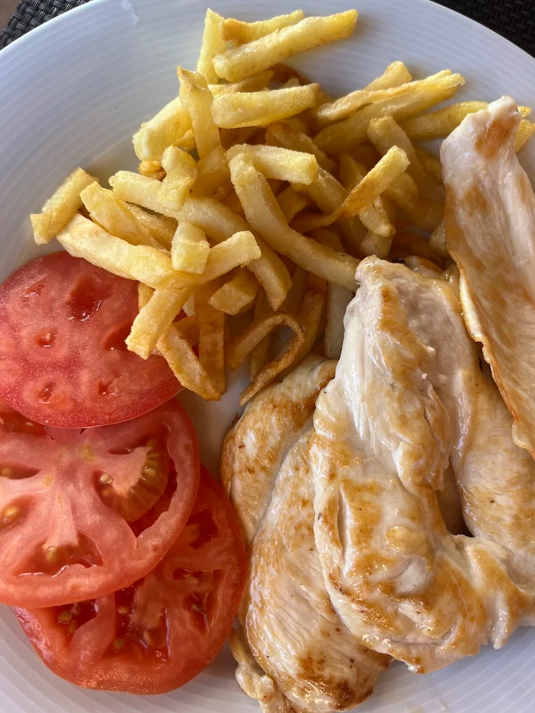 Pechuga de pollo a la plancha con patatas fritas y tomate