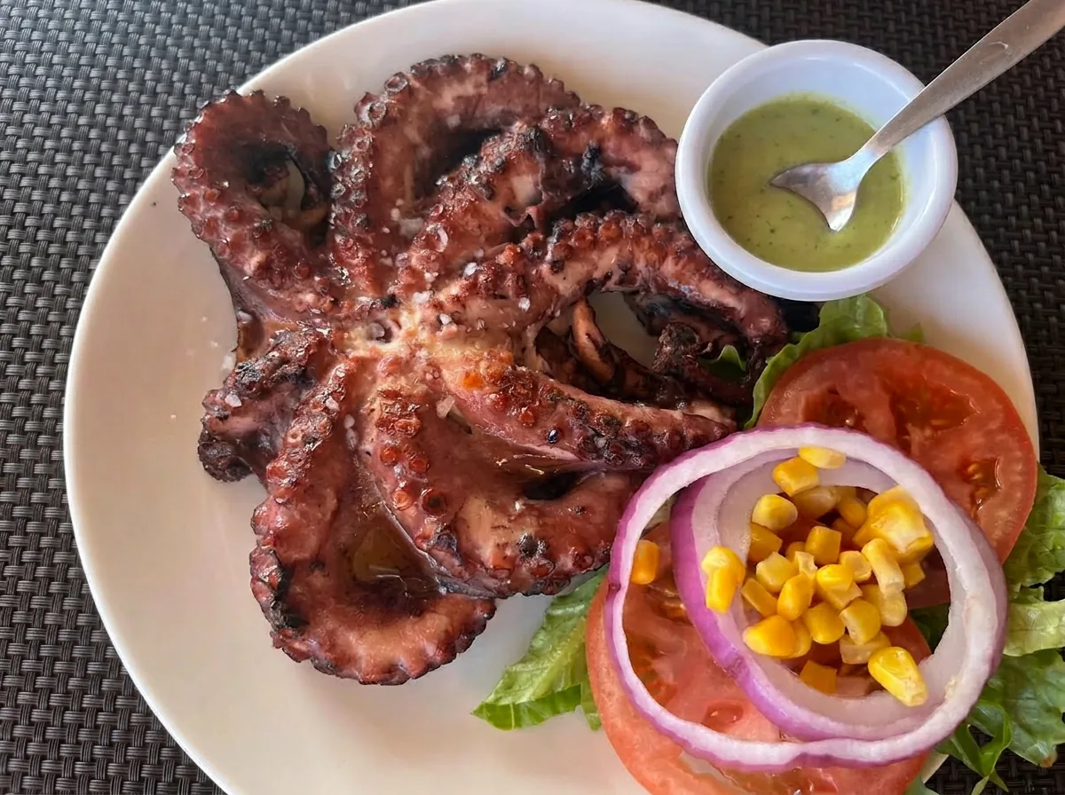 Pulpo frito con mojo verde