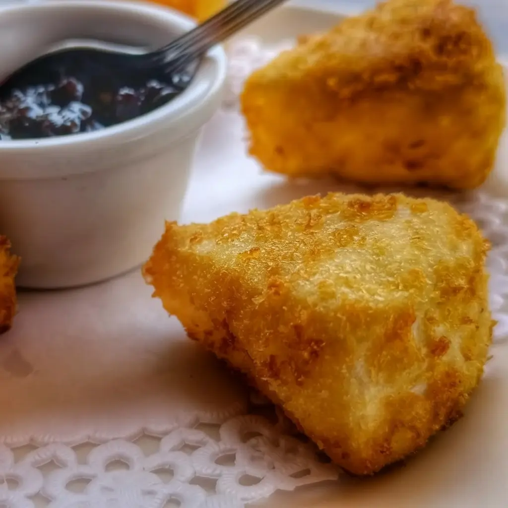 Camembert frito con mermelada de arándanos